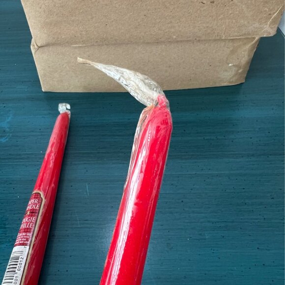 Vintage Lot of 2 Red Candle-lite Bougie Effilee Taper Candles 8" Long Brand New - Picture 3 of 3